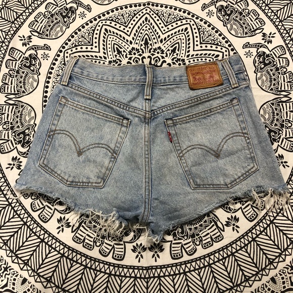 Levi’s booty shorts 27 - Picture 2 of 5